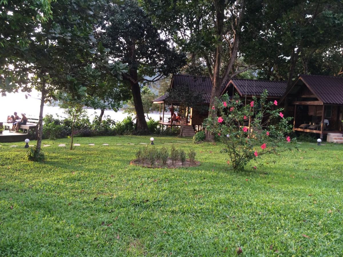 Starlight Beach Resort Koh Phayam Luaran gambar